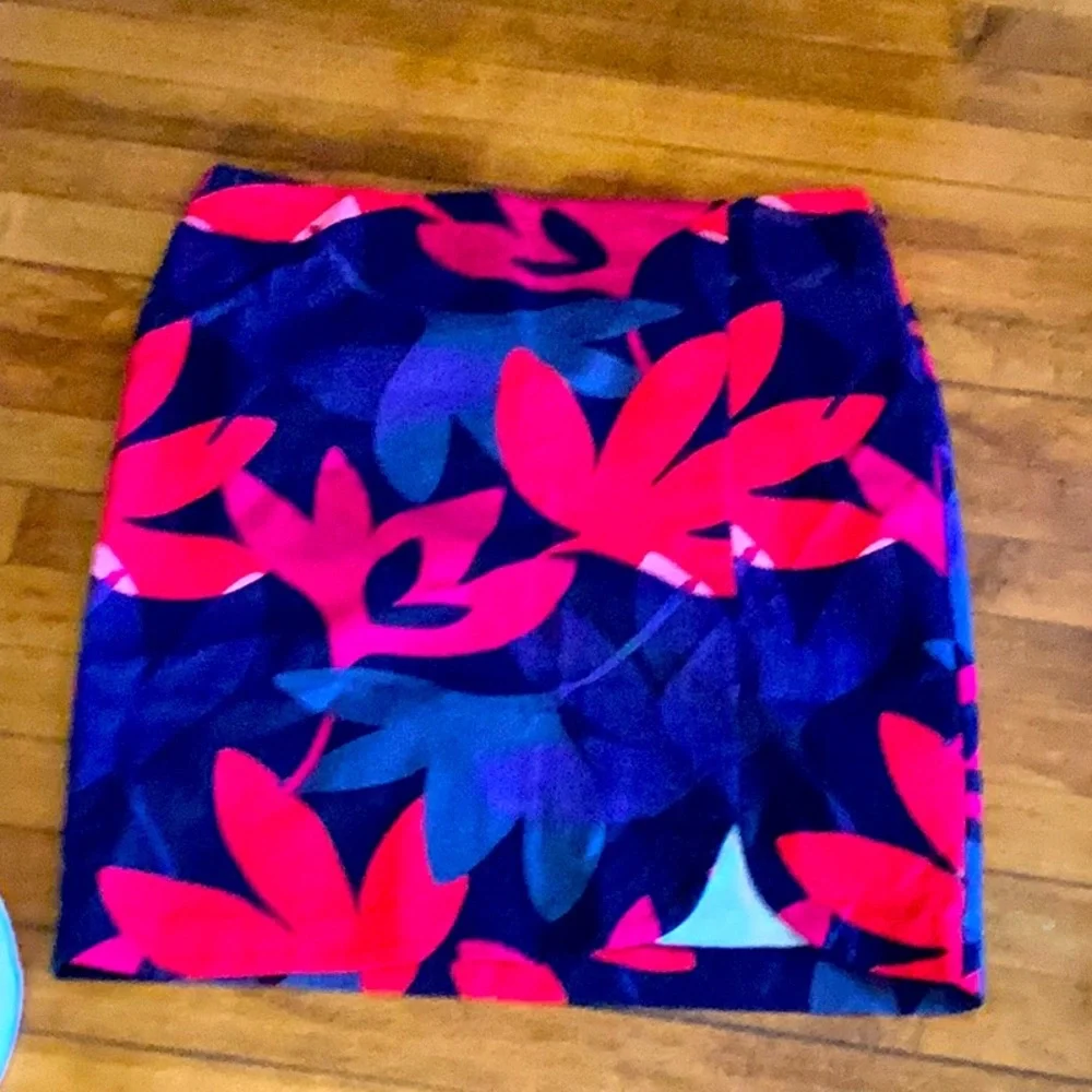 Ann Taylor Loft floral pencil skirt.‎ Maybe worn once.